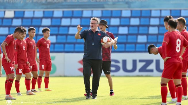 Pelatih Timnas Vietnam U-22 Philippe Troussier memberikan arahan kepada timnya untuk persiapan SEA Games 2023. [Facebook: VFF]