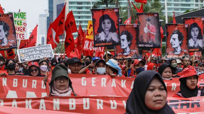 Sejumlah massa buruh melakukan aksi unjuk rasa di kawasan Bundaran HI, Jakarta Pusat, Senin (1/5/2023). [Suara.com/Alfian Winanto]