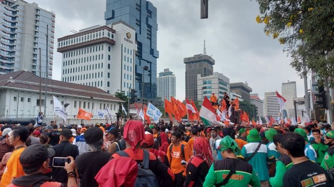 Besok Ada Demo Buruh di DPR, Rute Transjakarta dan Lalu Lintas Kendaraan Dialihkan Lewat Mana?