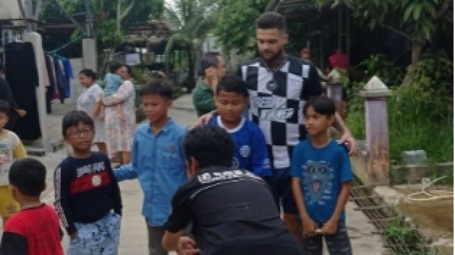 Momen Diego Michiels Bantu Warga Padamkan Kebakaran di Kota Samarinda