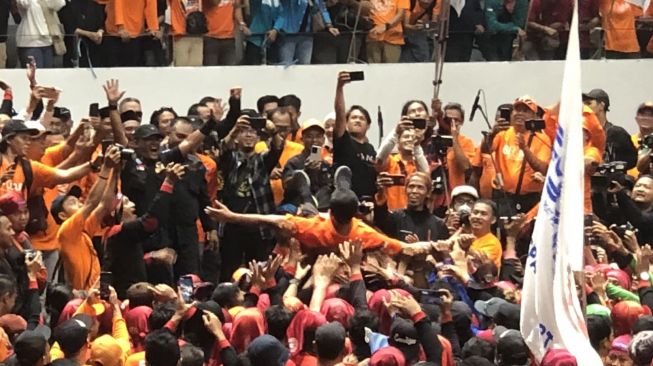 May Day Fiesta, Said Iqbal Crowdsurfing di Tengah Massa Partai Buruh