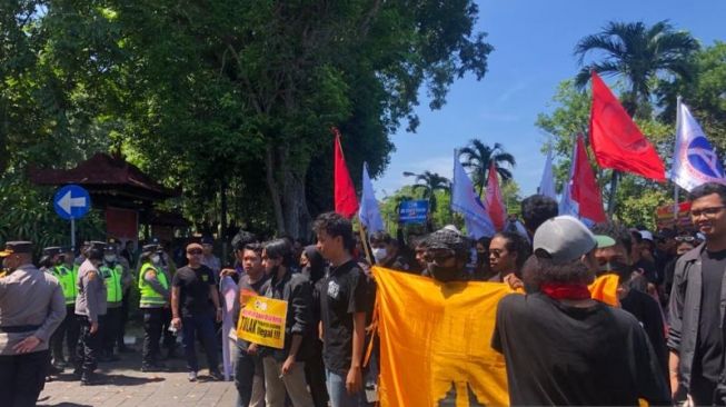 Peringatan Mayday : Buruh Soroti Banyaknya Status Pekerja Tidak Permanen di Bali