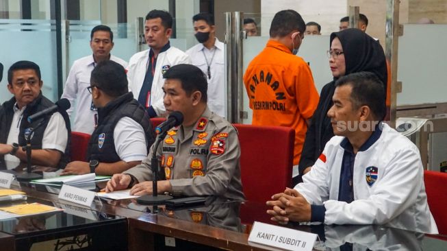 Tersangka Peneliti BRIN Andi Pangerang Hasanuddin dihadirkan saat rilis kasus Tindak Pidana Ujaran Kebencian di Bareskrim Polri, Jakarta, Senin (1/5/2023). [Suara.com/Alfian Winanto]