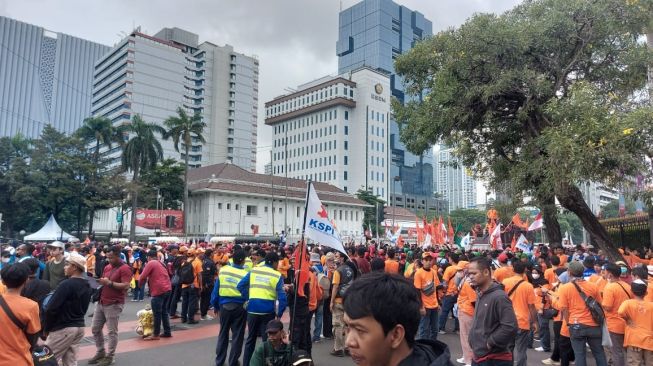 Dekati Kawasan Istana saat Aksi May Day, Massa Buruh Tumpah Ruah di Patung Kuda