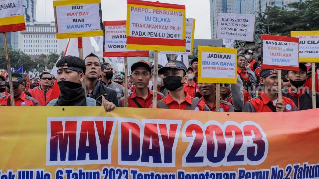 Sejumlah massa buruh melakukan aksi unjuk rasa di kawasan Patung Kuda Arjuna Wiwaha, Jakarta Pusat, Senin (1/5/2023). [Suara.com/Alfian Winanto]