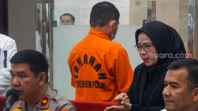 Tersangka Peneliti BRIN Andi Pangerang Hasanuddin dihadirkan saat rilis kasus Tindak Pidana Ujaran Kebencian di Bareskrim Polri, Jakarta, Senin (1/5/2023). [Suara.com/Alfian Winanto]