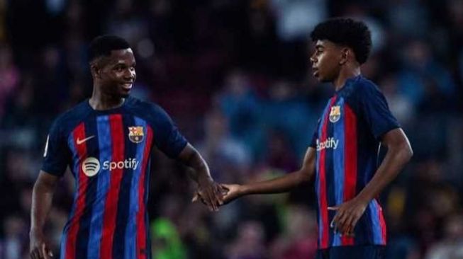  Lamine Yamal (kanan), wonderkid pemecah rekor debutan termuda FC Barcelona tengah bersalaman dengan pemain yang rekornya dia lampaui, Ansu Fati. [IG/@lamineyamal]