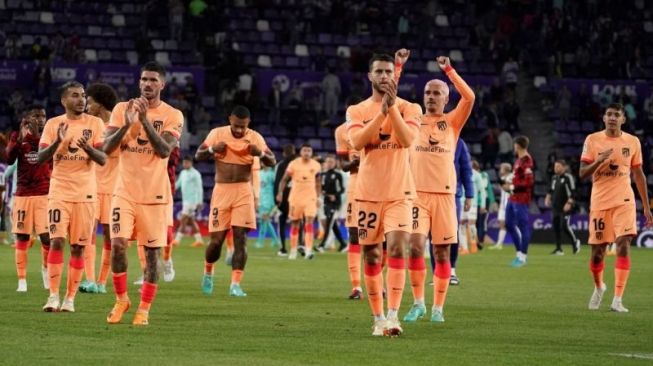 Para pemain Atletico Madrid merayakan keberhasilan mereka mengalahkan Real Valladolid dengan skor 5-2 pada pekan ke-32 Liga Spanyol di Stadion Jose Zorilla, Valladolid, Minggu (30/4/2023). (ANTARA/AFP/CESAR MANSO)