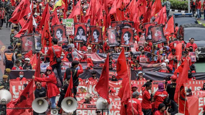 Sejumlah massa buruh melakukan aksi unjuk rasa di kawasan Bundaran HI, Jakarta Pusat, Senin (1/5/2023). [Suara.com/Alfian Winanto]