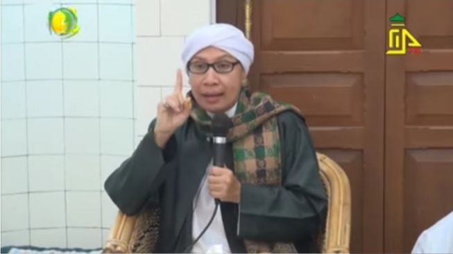 Cara Menyikapi Suami Menuntut Fisik Istri Sempurna, Buya Yahya: Mandilah sebelum Bermesraan