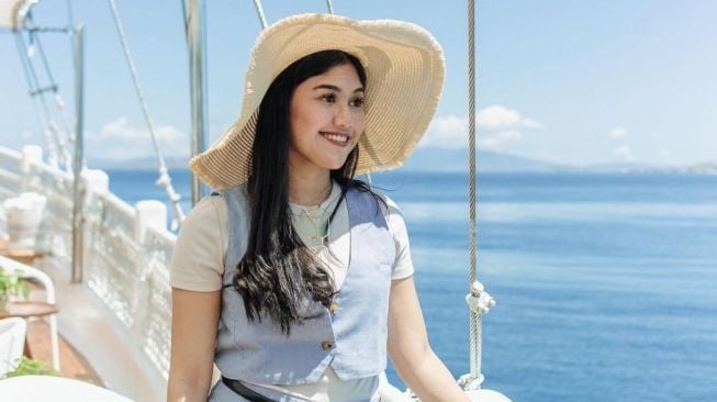 Tampil Cantik di Labuan Bajo, Erina Gudono Menantu Jokowi Tenteng Tas Mewah Puluhan Juta