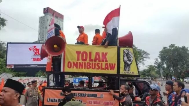 Buruh di Palembang Tuntut Pemerintah Tunaikan Keputusan MK, Perbaikan UU Cipta Kerja