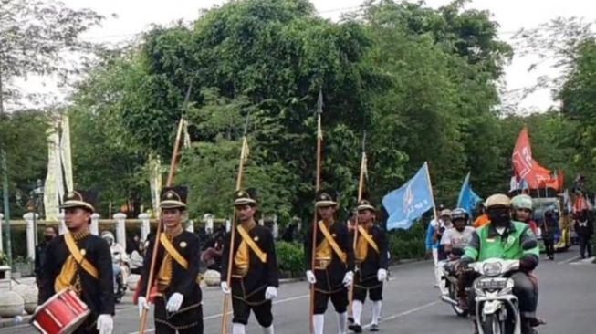 Aksi May Day di Jogja Dikawal Pasukan Bregada, Buruh: Budaya juga Harus Bisa Bawa Makmur Rakyat