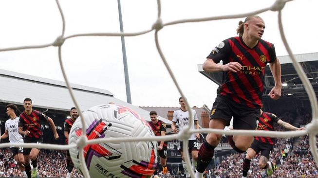 Striker Manchester City Erling Haaland (kanan) melakukan selebrasi setelah mencetak gol pembuka dari titik penalti selama pertandingan pekan ke-34 Liga Inggris antara Fulham vs Manchester City di Craven Cottage di London pada 30 April 2023. Man City memenangkan pertandingan 2-1.Adrian DENNIS / AFP