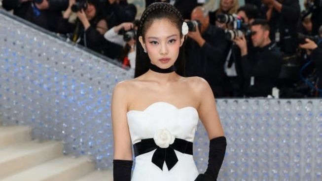 Gaya Jennie BLACKPINK Dinilai Terlalu Simpel untuk Met Gala, Ternyata Pakai Anting Seharga Mobil