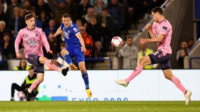 Striker Leicester City Jamie Vardy (Tengah) melepaskan tendangan melewati bek Everton Michael Keane (kiri) dan Nathan Patterson (kanan) pada pertandingan sepak bola Liga Premier Inggris antara Leicester City dan Everton di Stadion King Power di Leicester, Inggris tengah pada 1 Mei 2023. Darren Staples/AFP