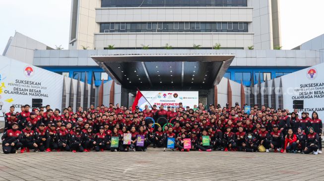 Sejumlah atlet foto bersama dengan Menpora dan official saat acara pengukuhan Kontingen Indonesia pada Sea Games ke-32 Kamboja tahun 2023 di halaman Gedung Kementerian Pemuda dan Olahraga, Jakarta, Selasa (2/5/2023). [Suara.com/Alfian Winanto]