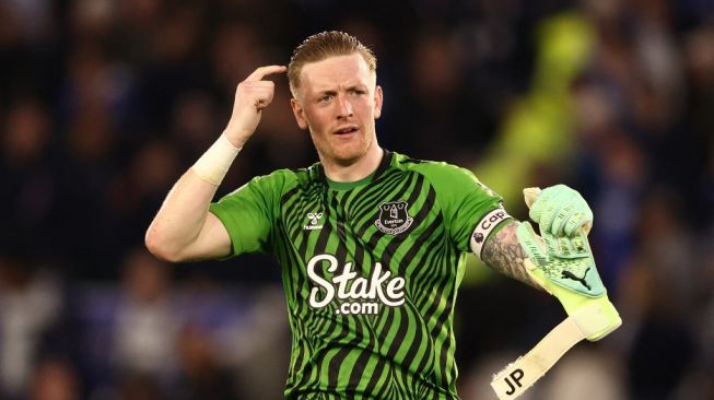 Kiper Everton Jordan Pickford menunjukkan gestur menunjuk kepala setelah berhasil menghalau tendangan penalti gelandang Leicester City, James Maddison dalam laga pekan ke-34 Liga Inggris 2022-2023 di Stadion King Power, Leicester, Selasa (2/5/2023) dini hari WIB. Duel Leicester vs Everton berakhir dengan skor 2-2.Darren Staples/AFP.