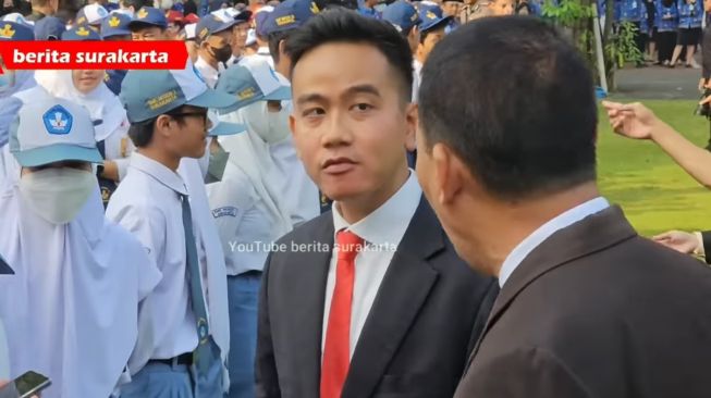 Gibran Rakabuming Komentari Kunjungan Jokowi ke Lampung Usai Seorang Warganet Mengadu: Rumahmu Jalannya Offroad Juga?