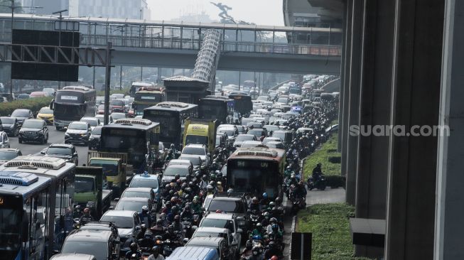 Sejumlah kendaraan terjebak kemacetan saat melintas di Jalan Gatot Subroto, Jakarta, Selasa (2/5/2023). [Suara.com/Alfian Winanto]