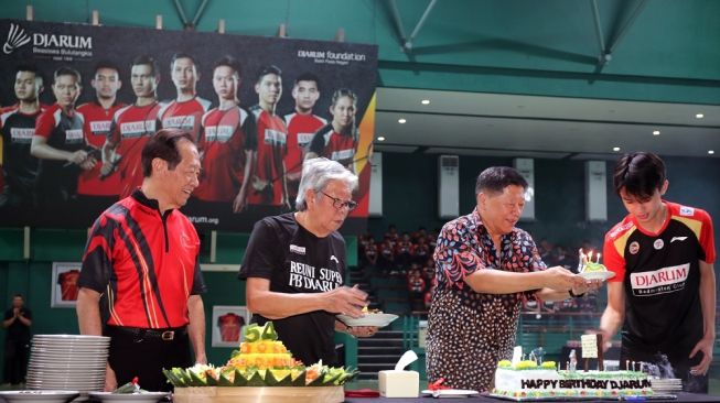 Ketua PB Djarum Yoppy Rosimin (kedua dari kanan) memberikan potongan tumpeng dan kue kepada dua atlet muda PB Djarum, yaitu Jolin Angelia dan Richie Duta Ricardo dalam acara HUT ke-54 PB Djarum di GOR Djarum, Kudus, Jawa Tengah. [PB Djarum]