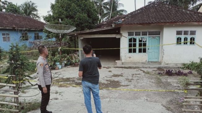 rumah pelaku penembakan kantor MUI di Desa Sukajaya, Kecamatan Kedondong, Pesawaran, dipasang garis polisi, Selasa (2/5/2023). [ANTARA]