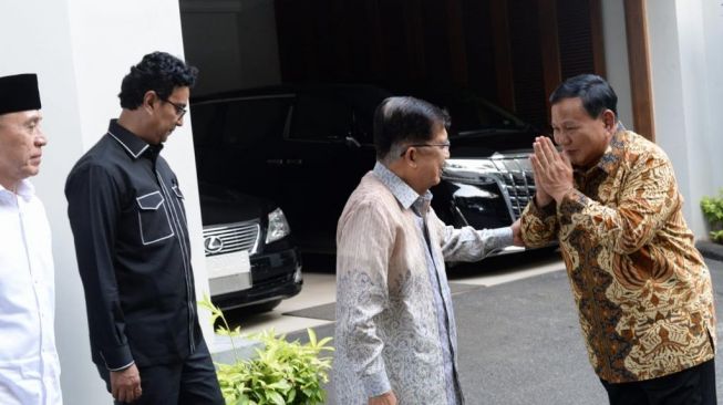 Ketua Umum Partai Gerindra Prabowo Subianto menemui Wakil Presiden ke-10 dan 12 RI Jusuf Kalla atau JK di kediamannya di Jalan Brawijaya, Jakarta Selatan, Selasa (2/5/2023). (Tim Media JK)