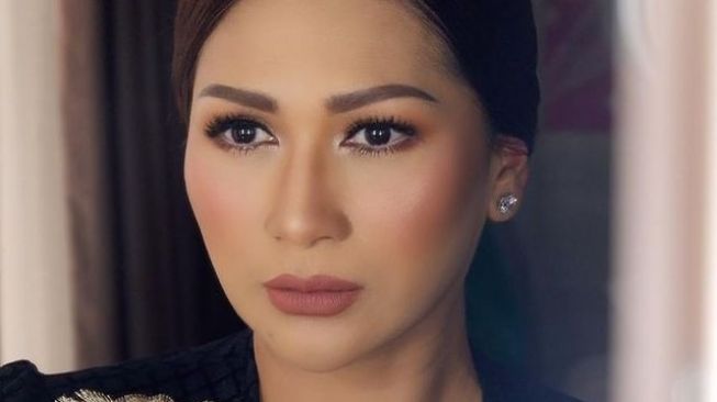 Artis Cerai Lewat Pesan Singkat (Instagram/@tatajaneeta)