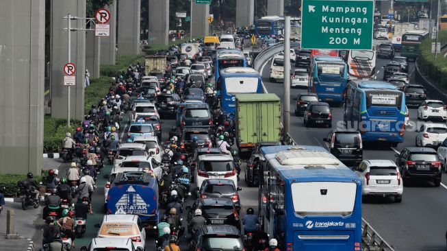 Sejumlah kendaraan terjebak kemacetan saat melintas di Jalan Gatot Subroto, Jakarta, Selasa (2/5/2023). [Suara.com/Alfian Winanto]