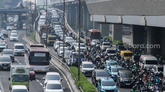 Sejumlah kendaraan terjebak kemacetan saat melintas di Jalan Gatot Subroto, Jakarta, Selasa (2/5/2023). [Suara.com/Alfian Winanto]