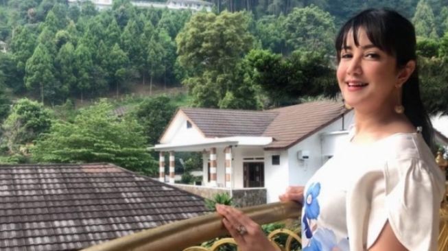 Artis Cerai Lewat Pesan Singkat (Instagram/@andisorayabeatrix)