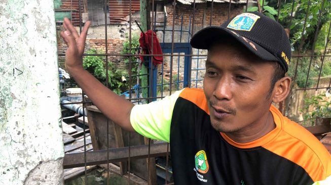 Sepeda Motor Petugas Kebersihan Sungai Raib Digondol Sekelompok Pemuda Saat Bertugas di Menara Air