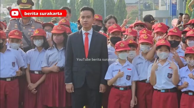 Aksi Spontan Gibran Rakabuming Bikin Salut, Tak Ragu Turun ke Lapangan Untuk Perhatikan Siswa yang Sakit Saat Upacara