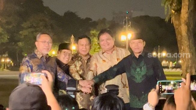 Lima ketua umum partai politik pro pemerintah sesuai menghadiri pertemuan yang digelar Presiden Joko Widodo atau Jokowi di Istana Merdeka, Jakarta, Selasa (2/5/2023) malam. (Suara.com/Ria)