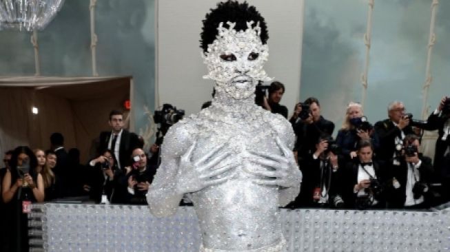 Lil Nas X Buat Sensasi di Met Gala 2023, Tampil Nyetrik Bertabur 200 Ribu Lebih Swarovski