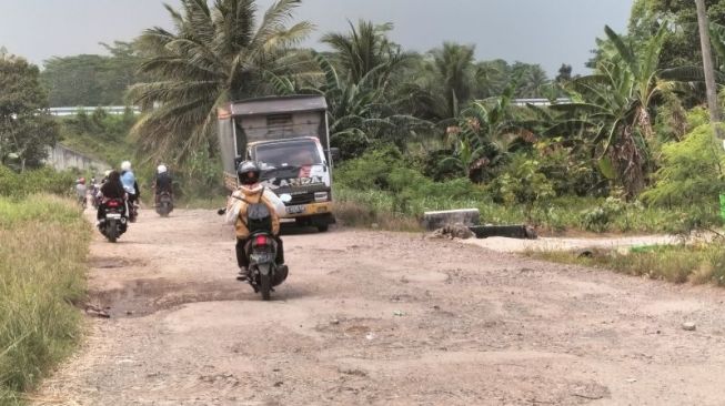 Rusak Parah, Jalan Penghubung Kalianda-Way Panji Diperbaiki 15 Tahun Lalu