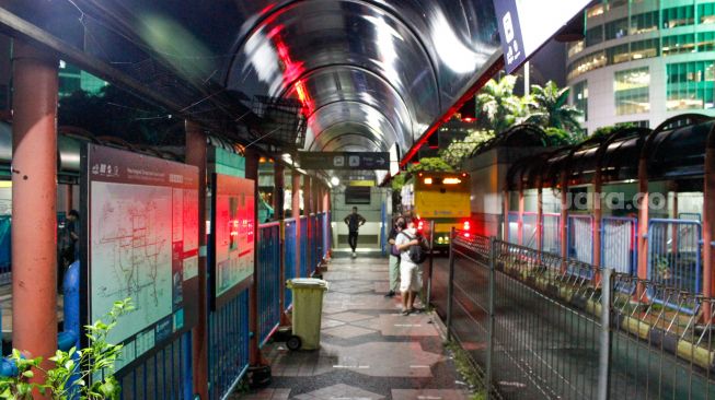 Penumpang menunggu bus transjakarta di Terminal Blok M, Jakarta, Rabu (3/5/2023). [Suara.com/Alfian Winanto]