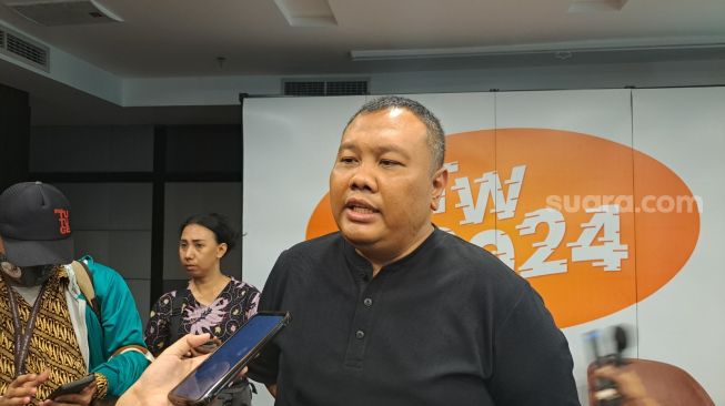 Analis Komunikasi Politik Hendri Satrio menyebut kemungkinan hanya ada dua pasangan calon di Pilpres 2024 saat ditemui di Jakarta Pusat, Rabu (3/5/2023). (Suara.com/Novian)