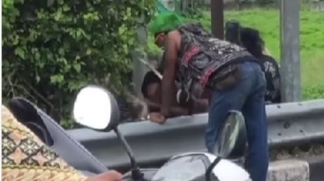 Bikin Geram! Muncul Video Viral Aksi Anak Punk Pukuli Monyet di Lampu Merah Tamandayu Pandaan