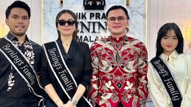 Potret Akrab Nikita Mirzani dan Fuji (Instagram/@beningsclinic_malang)