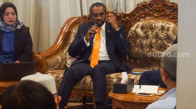 Duta Besar Republik Sudan untuk Indonesia H.E. Dr. Yassir Mohamed Ali (tengah) menyampaikan keterangan terkait perkembangan situasi politik dan keamanan terkini di Sudan di Kediaman Duta Besar Sudan, Jakarta, Rabu (3/5/2023). [Suara.com/Alfian Winanto]