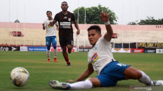 Frendi Saputra (kanan) saat masih memperkuat PSIS Semarang. ANTARA FOTO/Umarul Faruq/hp.