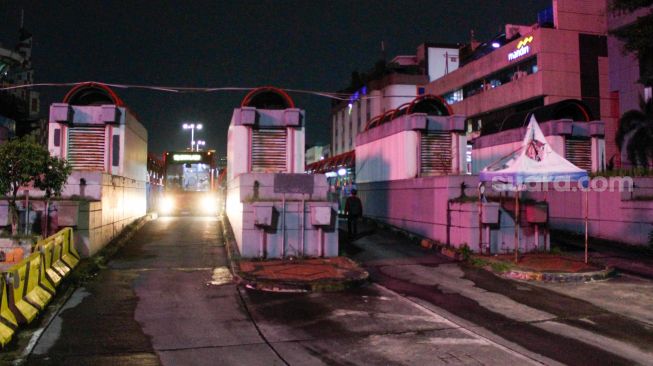 Bus transjakarta mengangkut penumpang di Terminal Blok M, Jakarta, Rabu (3/5/2023). [Suara.com/Alfian Winanto]