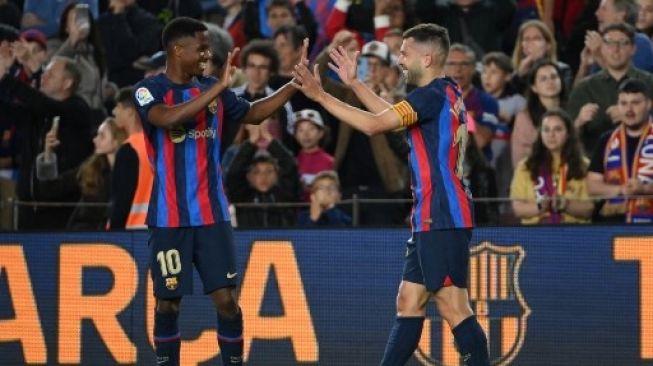 Bek Barcelona Jordi Alba (kanan) merayakan golnya, dengan penyerang Barcelona Ansu Fati selama pertandingan sepak bola liga Spanyol antara FC Barcelona dan CA Osasuna di stadion Camp Nou di Barcelona pada 2 Mei 2023.GEN LLUIS / AFP