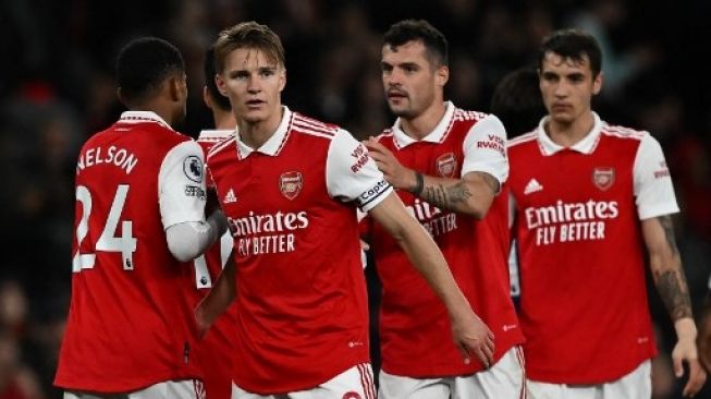 Para pemain Arsenal merayakan gol Martin Odegaard (kedua kiri) pada pertandingan sepak bola Liga Utama Inggris antara Arsenal dan Chelsea di Stadion Emirates, di London, pada 2 Mei 2023. Arsenal memenangkan pertandingan 3-1. Ben Stansall / AFP