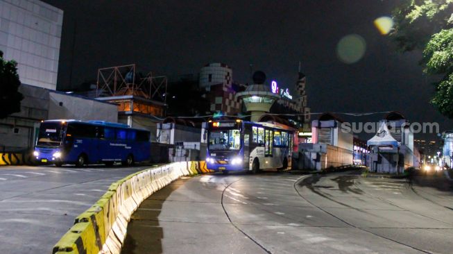 Bus transjakarta mengangkut penumpang di Terminal Blok M, Jakarta, Rabu (3/5/2023). [Suara.com/Alfian Winanto]