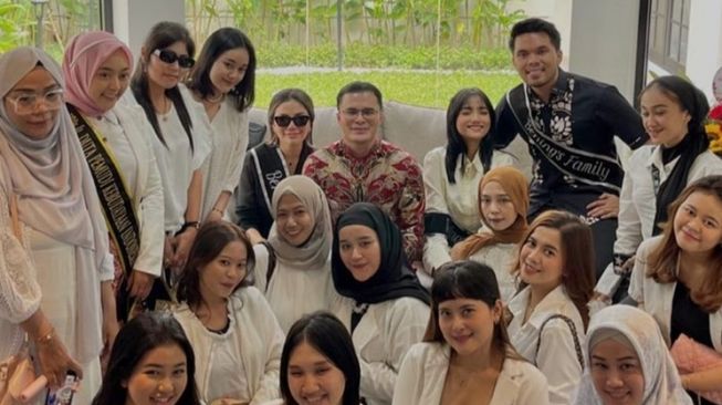 Potret Akrab Nikita Mirzani dan Fuji (Instagram/@beningsclinic_malang)