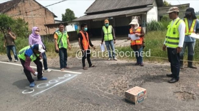 Presiden Jokowi akan Cek Jalan Rusak yang Viral di Lampung, Warganet: Kena Lu Pejabat Lampung!