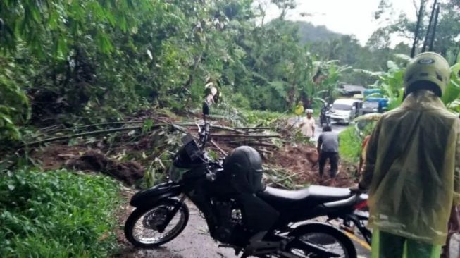 Bencana Tanah Longsor Renggut Nyawa Seorang Warga Agam, Terjebak di Kamar Mandi