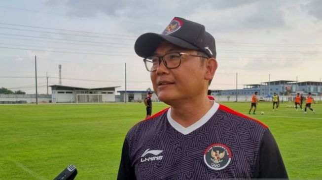 Manajer Timnas Indonesia U-22 Sumardji di sela memantau latihan di Lapangan The Dream Visakha Training Camp, Phnom Penh, Rabu (3/5/2023). ANTARA/Bayu Kuncahyo